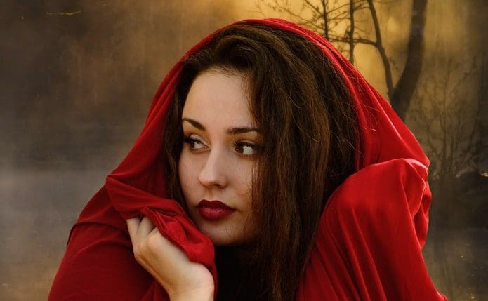 Frau mit roter Kapuze, nachdenklich.