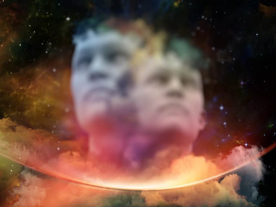 Zwei Gesichter in Wolken und Sternen
