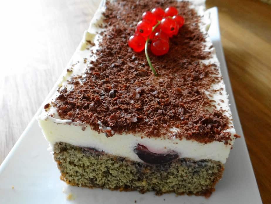 Kirsch-Mohn-Schnitte mit Sahne und Schokostreuseln