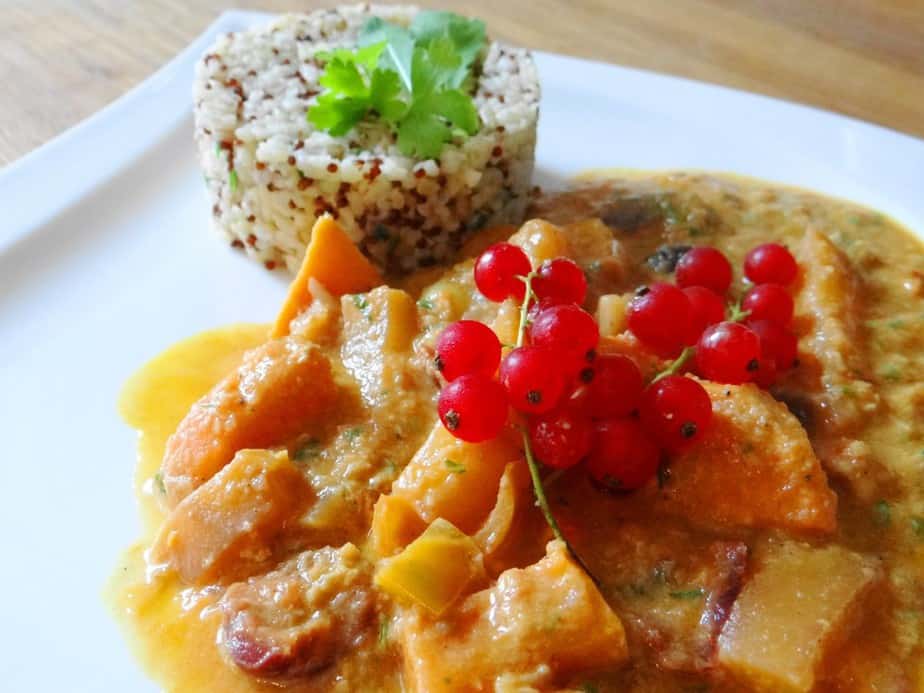 Mango-Kirsch-Curry mit Quinoa auf einem Teller