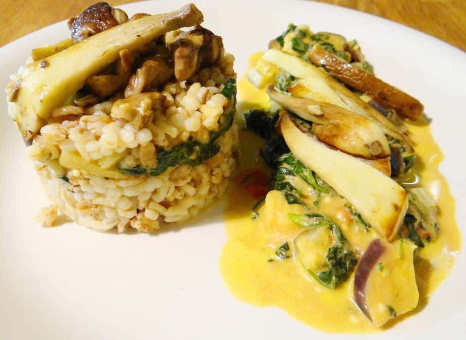 Korn mit Steinpilzen und Zucchiniblättergemüse