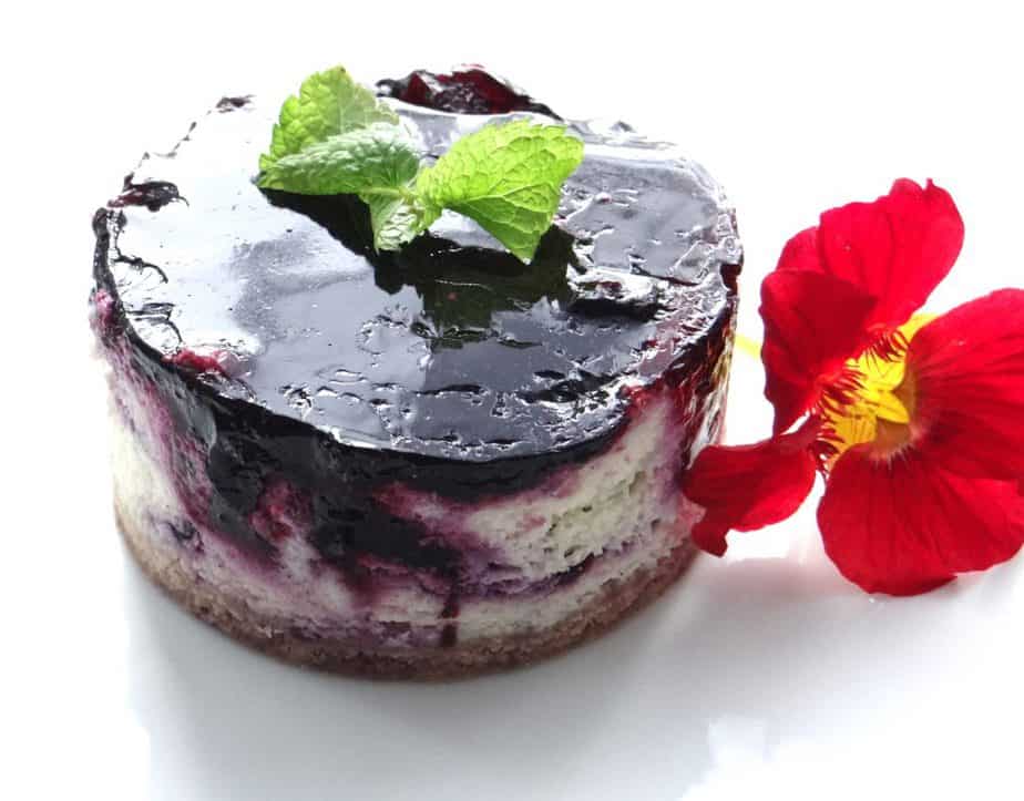 Holunder-Heidelbeer-Cheesecake mit Minze