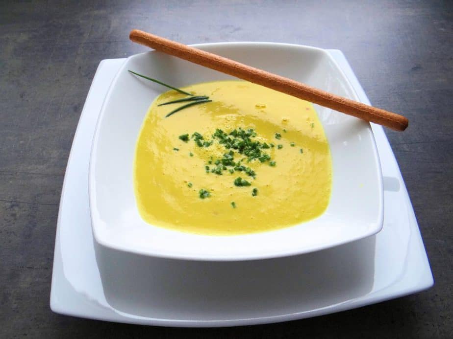 Kohlrabi-Mais-Suppe mit Grissini und Schnittlauch