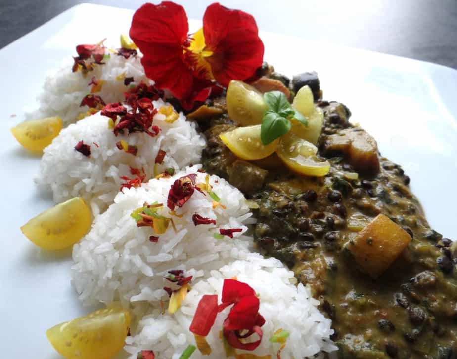 Power-Curry mit Reis und Kapuzinerkresse garniert.