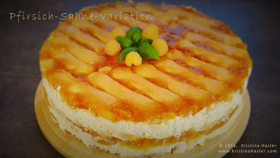 Pfirsich-Sahne-Torte mit Löffelbiskuits und Dekoration