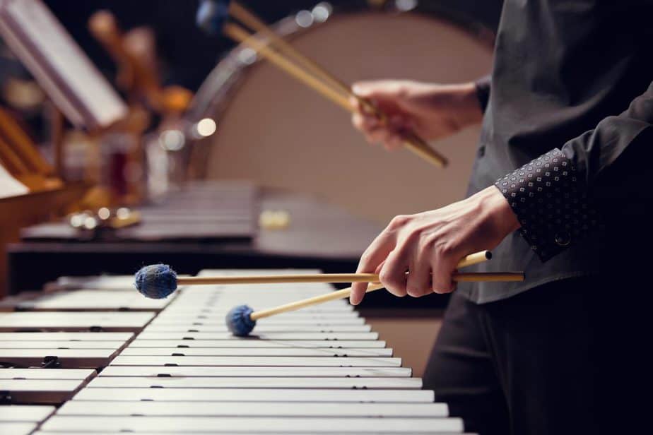 Person spielt Xylophon mit Schlägeln