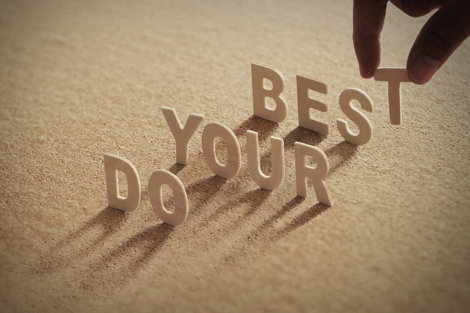 Holzbuchstaben bilden "Do Your Best"