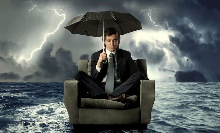 Mann mit Schirm im Sessel, Sturm