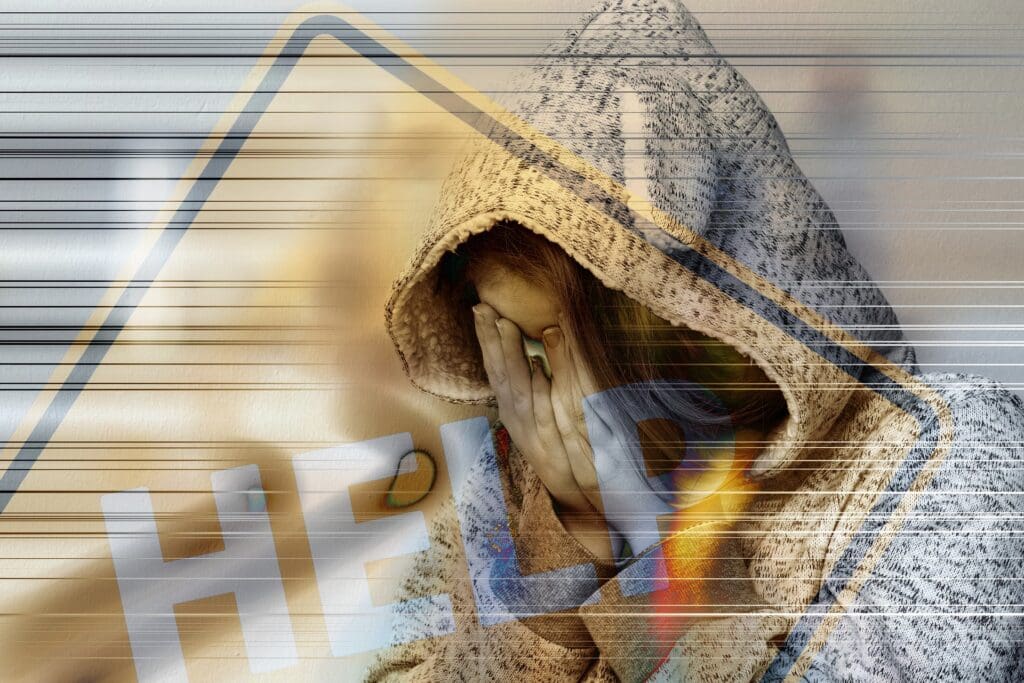 Frau in Kapuze, verzweifelt, "Hilfe" im Hintergrund